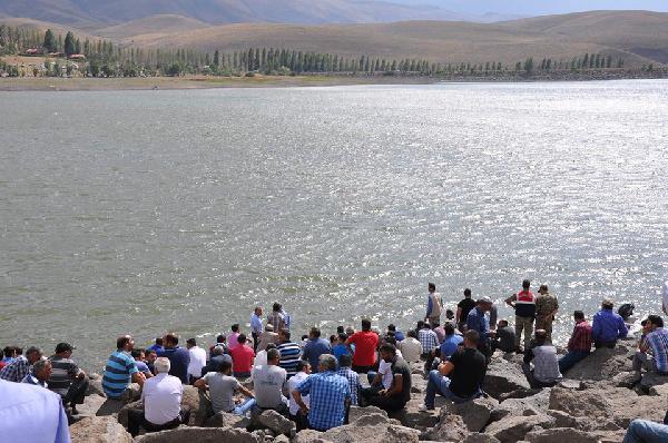 Piknikte gölete giren 2 kişiden biri boğuldu, diğeri kayboldu (2)