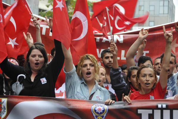 İzmit'teki şehit yürüşünde HDP binası taşlandı