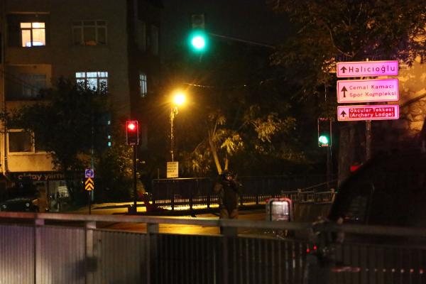 Okmeydanı'nda piknik tüpüne bağlı pankart polisi alarma geçirdi