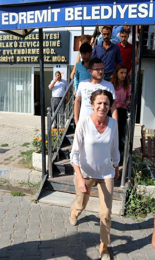 DBP'li Edremit Belediye Eş Başkanı Çetin gözaltına alındı