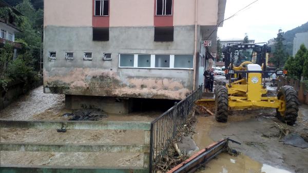 Rize’de sağanak yağış etkili oldu