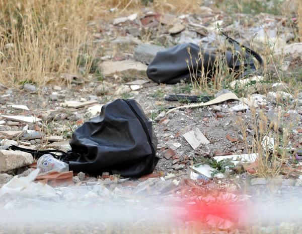 Şüpheli kadın çantaları fünye ile patlatıldı