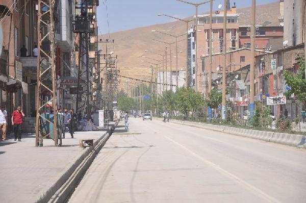 Yüksekova'da 'çatışma çıkacak' söylentisi kepenk indirtti