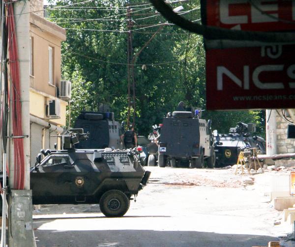 Silvan'da hendek kazan PKK'lılar polisle çatıştı, jandarma ilçede önlem aldı