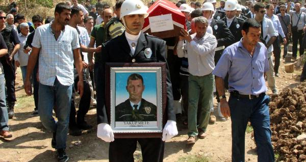 Mardinli şehit polisin annesinin Kürtçe ağıtları yürekleri dağladı (2)