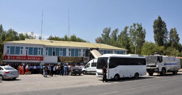 DBP'li Edremit Belediye Eş Başkanı Çetin gözaltına alındı (2)