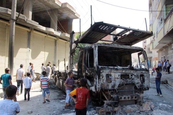 PKK'lılar Silopi'de TIR yaktı