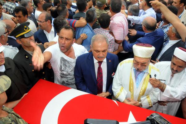 Şehit yüzbaşının ailesi sosyal medyadaki saldırılara üzüldü