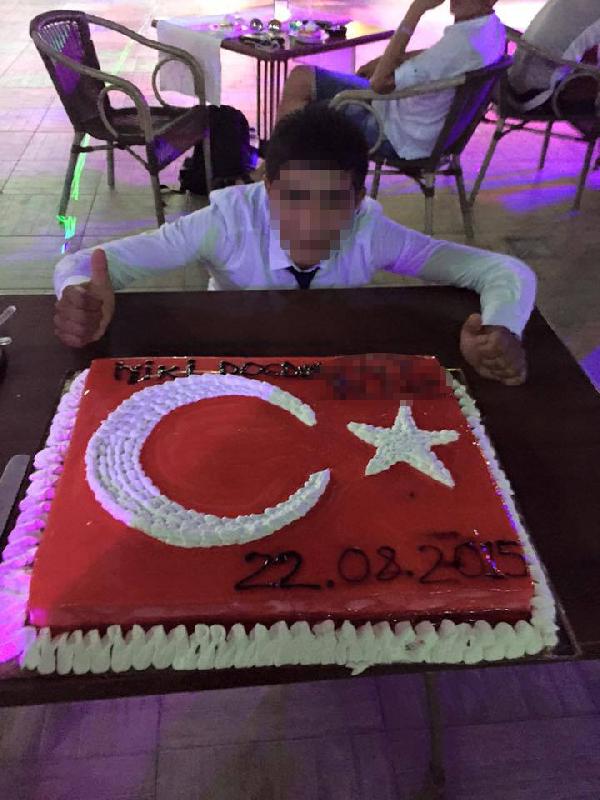 Aranan muavinden çılgın doğum günü partisi