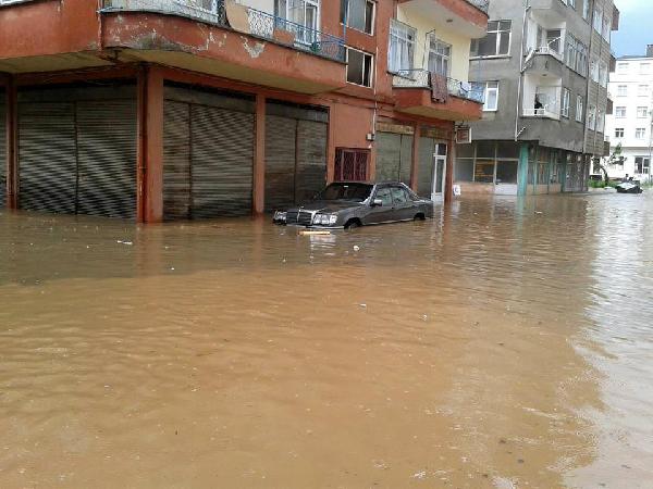 Artvin’de sağanak yağmur yolları kapattı