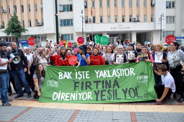 Rize Valiliği önünde horonlu Yeşil Yol'a tepki eylemi