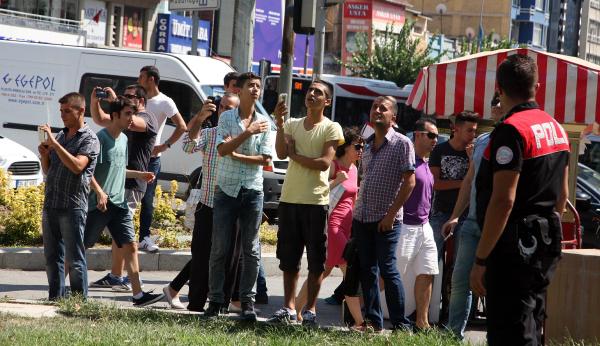 İntihara kalkışan simitçiye 'Atla' diye bağırdılar