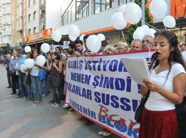 Eskişehir'de barış için beyaz balonlar gökyüzüne bırakıldı