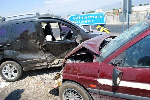 Otomobil hafif ticari araçla çarpıştı: 6 yaralı