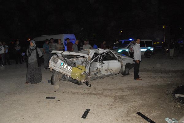 Orta refüjü aşan otomobil, hafif ticari araca çarptı: 4 yaralı