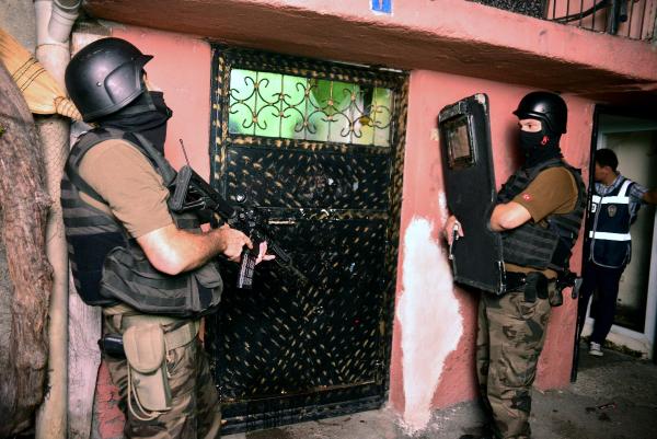 Adana'da şafak vakti narkotik operasyonu: 25 gözaltı