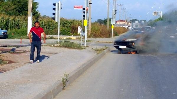 Otomobilinin yanmasını çaresizlik içerisinde izledi