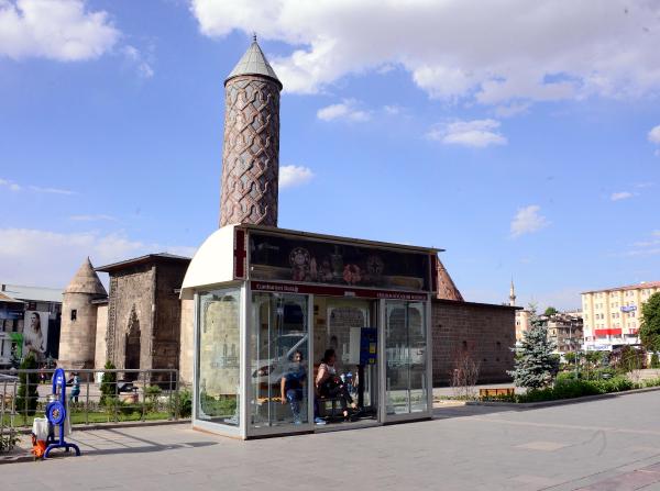 Kış mevsiminde üşümeden otobüs bekleyecekler