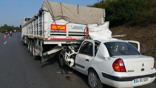 Otomobil, emniyet şeridindeki TIR'a arkadan çarptı 2 ölü, 2 yaralı