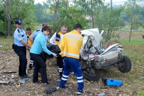Kastamonu'da otomobil ağaca çarptı: 2 yaralı