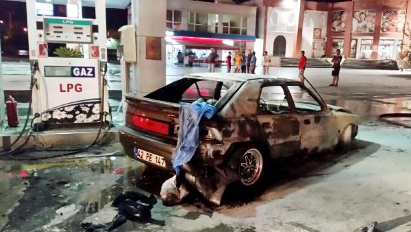Alev topuna dönen araçtaki anne öldü, 2 oğlu yaralandı
