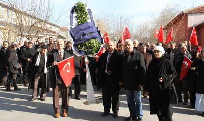AK Partili Babuşcu'ya MHP'lilerden siyah çelenkli protesto