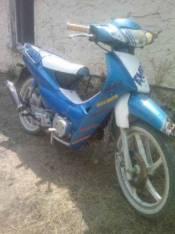 Kasksız motosiklet sürücüsü ağır yaralandı