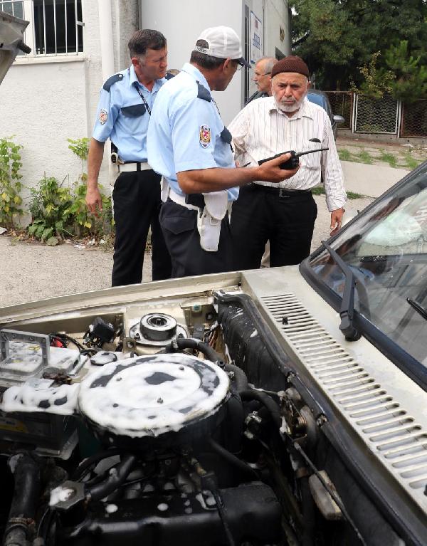 Otomobildeki yangını polis söndürdü