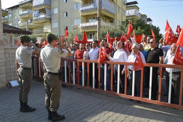 Astsubay bayrağı öperek aldı
