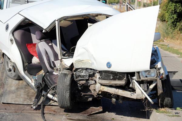 Menemen'de kavşakta kaza: 1 ölü, 1 yaralı