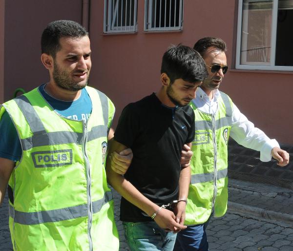 Silahlı otopark soyguncuları, marketten para çalarken yakalandı