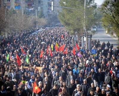 Diyarbakır'daki Cizre yürüyüşünde trene PKK flaması asıldı