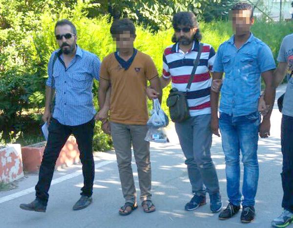 Telefon dolandırıcısı 2 kuzen, polisin dikkati sayesinde suçüstü yakalandı