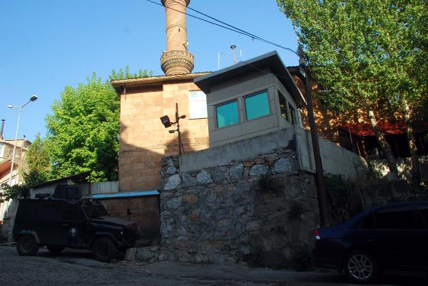 Kadın kıyafeti giyen PKK'lı, polise merkezine bomba attı