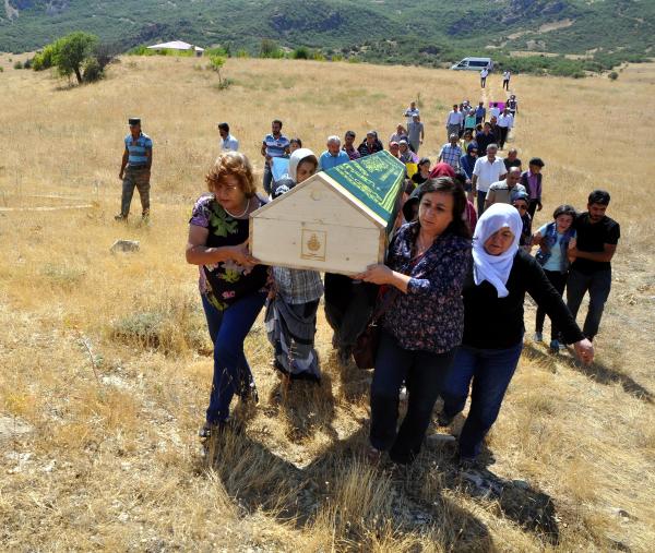 Şile çöplüğünde cesedi bulunan kadını,son yolculuğuna kadınlar uğurladı