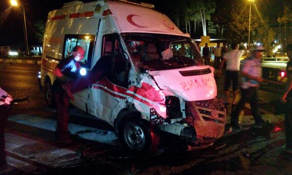 Ambulans ile otomobil çarpıştı: 1 ölü, 5 yaralı