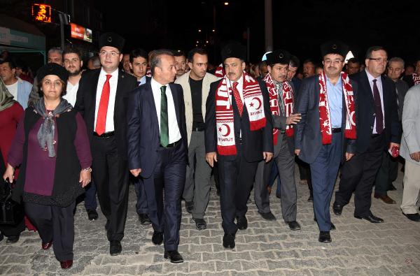 Binlerce kişi Zafer için yürüdü