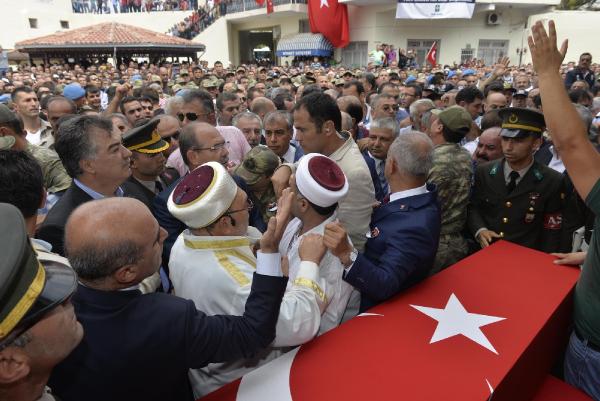 Yüzbaşı cenazesindeki protestolarda 2 kişi Cumhurbaşkanına hakaretten tutuklandı