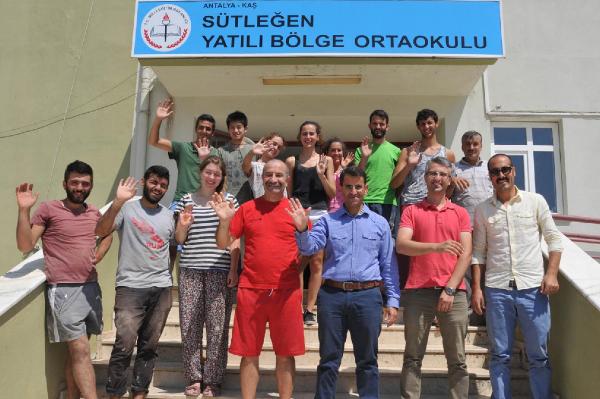 Hem tatil yapıyor hem de okulun bakımını yapıyorlar