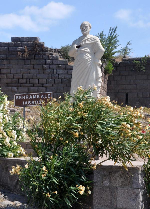 Aristo heykeline çirkin saldırı