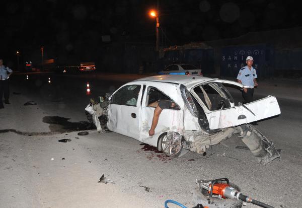 Konteynere çarpan otomobilde 2 kardeş öldü 1 kişi yaralandı