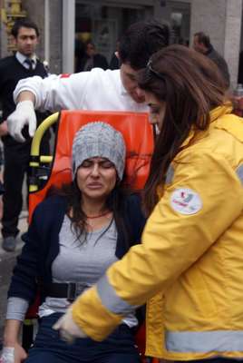 İcralık olan kadın öğretmen bankada kendini bıçakladı