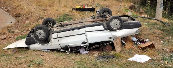 Sivas'ta otomobil şarampole yuvarlandı: 2 yaralı