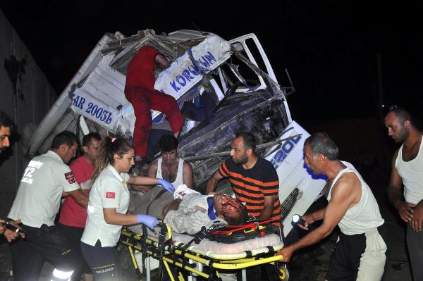 Kontrolden çıkan kamyon yan yola uçtu