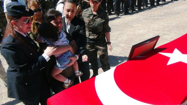 Mardin'de zıhlı araç devrildi, 1 polis şehit (2)
