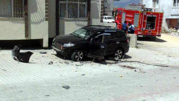 Hatay'daki ÖSO komutanı, aracına yerleştirilen bombanın patlamasıyla yaralandı-YENİDEN