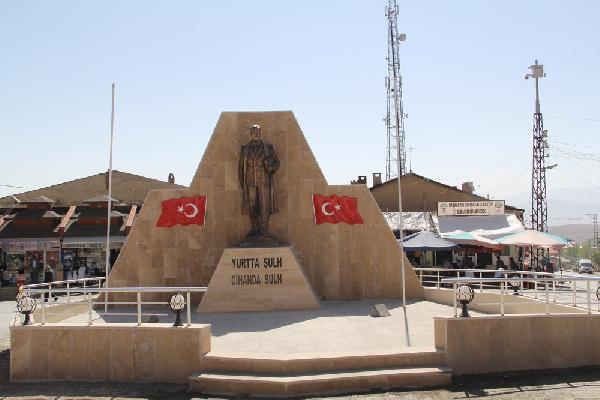 Başkale'ye yeni Atatürk heykeli