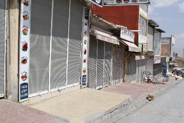 Başkale'de 'Size savaş yaptırmayacağız' yürüyüşü