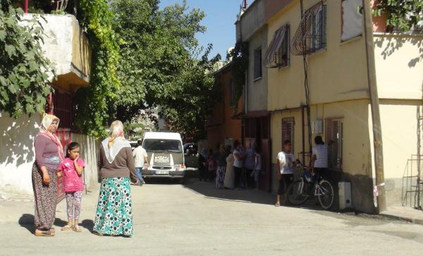 Yeni taşındıkları evde eşarpla intihar etti