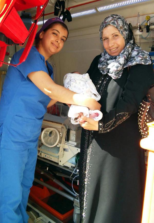 Prematüre doğan Suriyeli bebek, tedavisinden sonra sınırda ailesine teslim edildi
